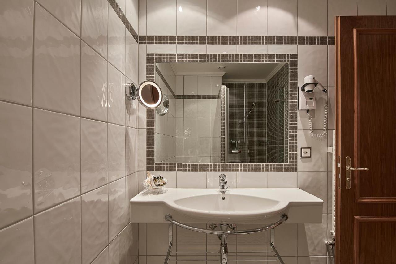 Hotel D'Alleves Geneva Bagian luar foto