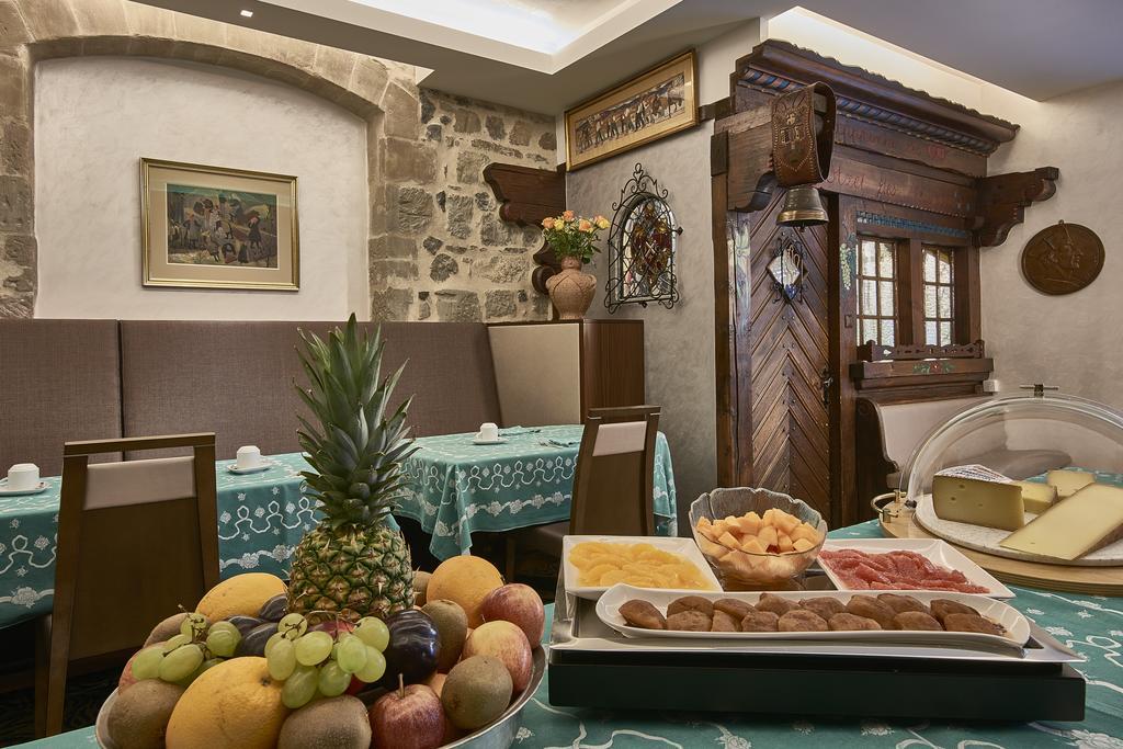Hotel D'Alleves Geneva Bagian luar foto